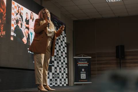 Discussão sobre o uso de acessórios adequados em sessões newborn.
'