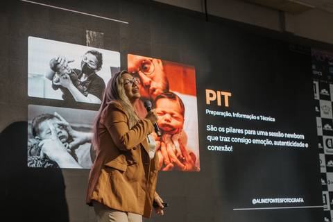 Aula prática sobre montagem de cenário para fotografia newborn.
'