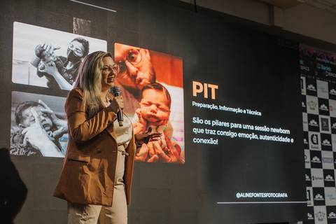 Palestrante detalhando aspectos de personalização em fotografia newborn.
'