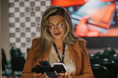 Bebê dormindo tranquilamente em posição confortável, fotografia newborn.
'