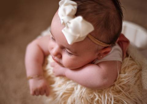 etalhe dos cílios do bebê, em uma foto cheia de ternura.'