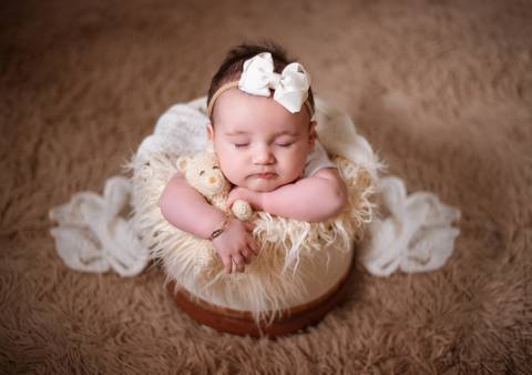 Bebê de 3 meses sorrindo para a câmera, capturado em estilo Old Newborn.'