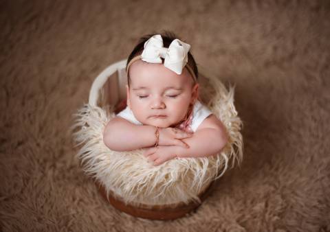 Posicionamento seguro e confortável do bebê demonstrado por Aline Fontes.'