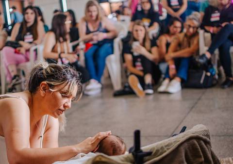 Aline ensinando como manter um ambiente seguro para fotografias de Old Newborn.'