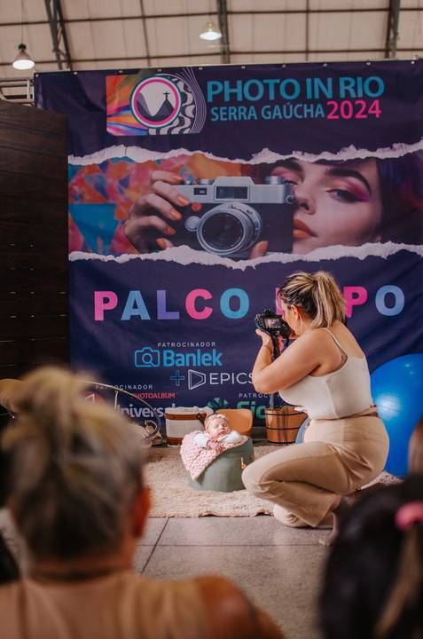 Retrato de bebê sorrindo durante sessão de Old Newborn ao vivo.'