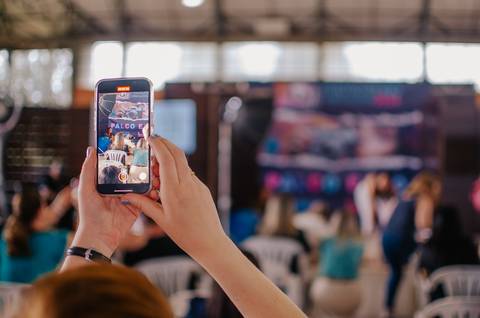 Foto do público e do ambiente durante o evento de fotografia.'