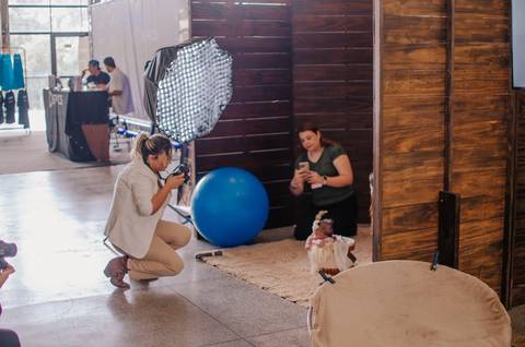 Recomendações de iluminação para ensaios de Old Newborn, apresentadas por Aline Fontes.'