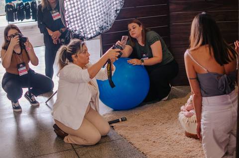 Expressão atenta de bebê de 2 meses durante prática ao vivo com Aline Fontes.'