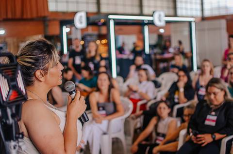 Slide explicando as fases Newborn e Old Newborn na apresentação de Aline Fontes.'