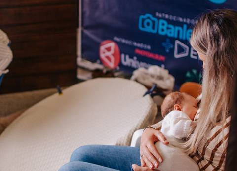 Bebê de 45 dias em pose natural capturado no estilo Old Newborn.'