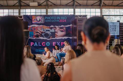 Aline Fontes ajustando a pose do bebê para captura natural.'