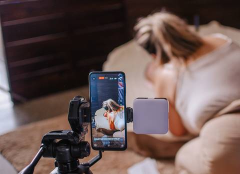 Rosto do bebê em close-up, captando sua curiosidade na sessão Old Newborn.'