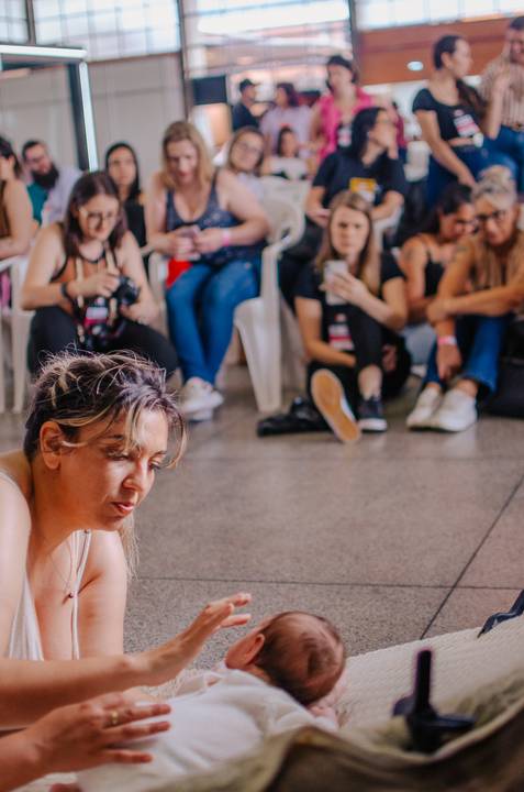 Aline Fontes incentivando fotógrafos a sempre priorizarem a segurança dos bebês.'