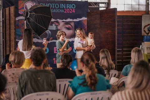 Aline Fontes durante a abertura da palestra sobre Old Newborn no @photoinrioserragaucha'