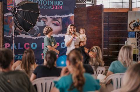 Aline Fontes agradecendo aos fotógrafos presentes pela resiliência em tempos difíceis.'