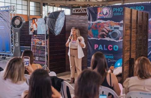 Aline Fontes respondendo perguntas sobre fotografia Old Newborn e segurança.'