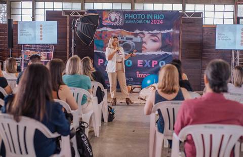 line Fontes explicando o uso de elementos naturais nas sessões Old Newborn.'