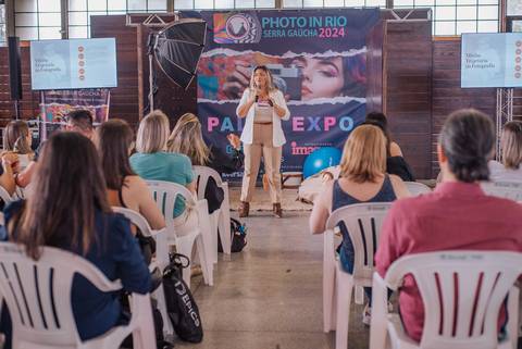 Aline explicando a necessidade de paciência em ensaios de Old Newborn.'