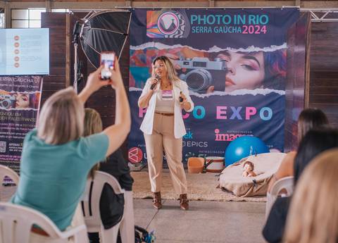 Discussão sobre o uso de cores neutras na fotografia de Old Newborn.'