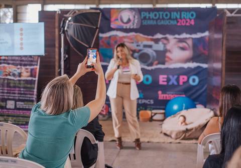 Fotógrafos compartilhando experiências com Aline Fontes após a palestra.'