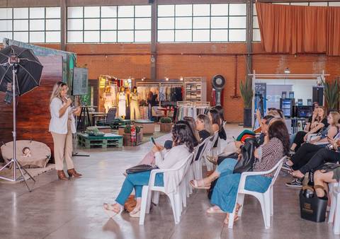 Participantes interagindo durante a palestra motivacional de Aline Fontes.'