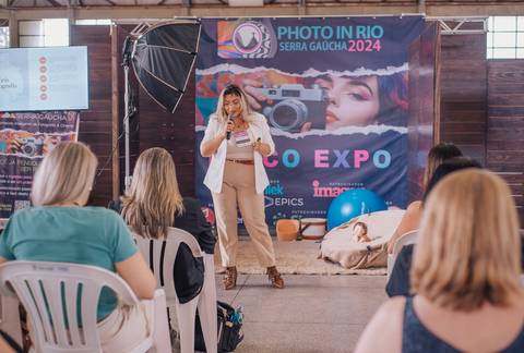 Aline Fontes agradecendo ao público pelo comparecimento e resiliência.'