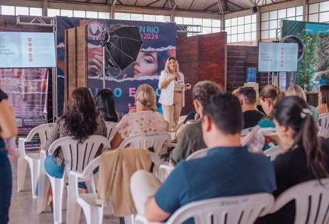 Aline falando sobre a importância de se conectar com as famílias dos bebês.'
