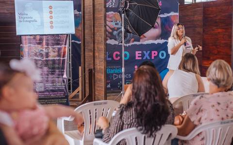 Bebê com expressão espontânea durante a sessão Old Newborn ao vivo.'