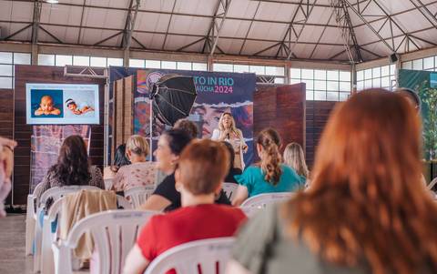 Aline Fontes destacando a importância de empatia no trabalho com bebês.'