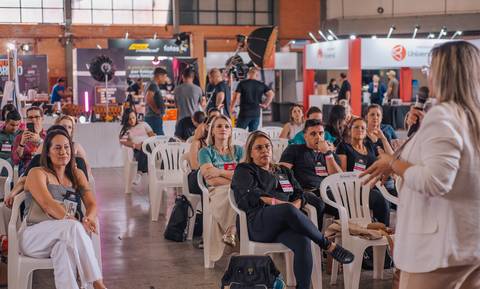 Público emocionado com histórias de superação e resiliência.'