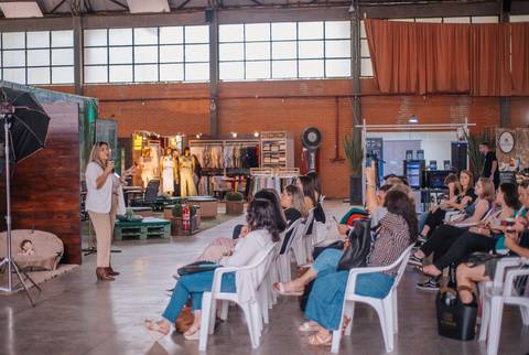 Aline Fontes falando sobre o tempo e o ritmo das sessões Old Newborn.'