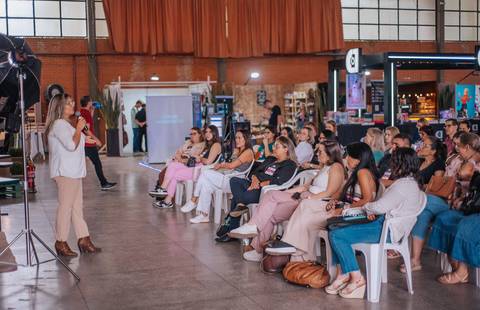 Explicação sobre os benefícios de cores neutras para manter a suavidade.'