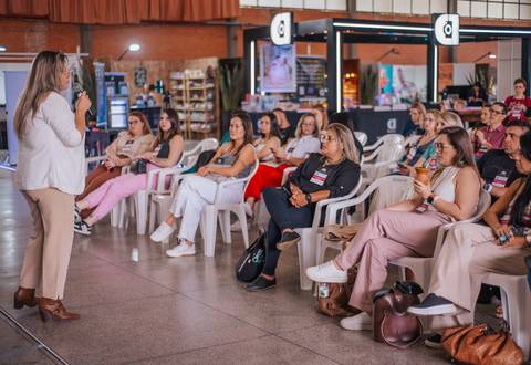 Fotógrafos interagindo e trocando ideias após a palestra de Aline Fontes. '
