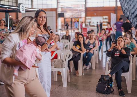 Bebê aconchegado em manta suave durante demonstração de técnicas Old Newborn.'