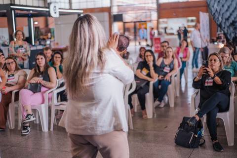 Detalhe das mãos do bebê capturado durante a prática Old Newborn ao vivo.'
