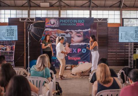 Demonstrando como acalmar o bebê antes de cada clique na prática ao vivo.'
