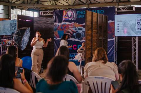 Aline explicando a diferença entre fotografia newborn e Old Newborn.'