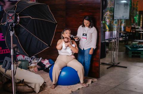 Público de fotógrafos fazendo perguntas sobre técnicas para bebês com mais de 30 dias.'