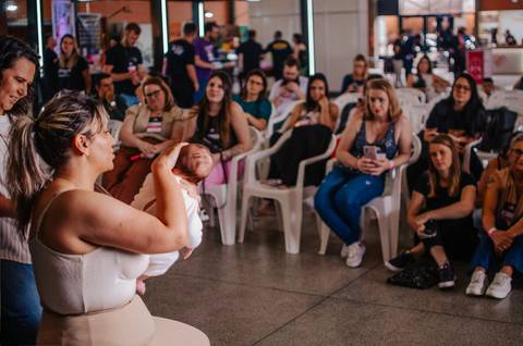 Fotógrafos tomando notas sobre os detalhes técnicos do Old Newborn.'