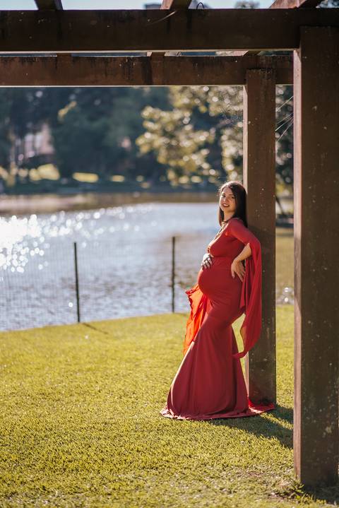 Grávida de vestido fluido caminhando pelas trilhas do Parque dos Pinheiros, Farroupilha: ensaio maternidade com paisagem de mata nativa da Serra Gaúcha'