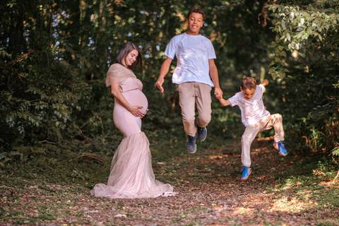 Gestante com filhos brincando durante ensaio de gestação em parque de Farroupilha'