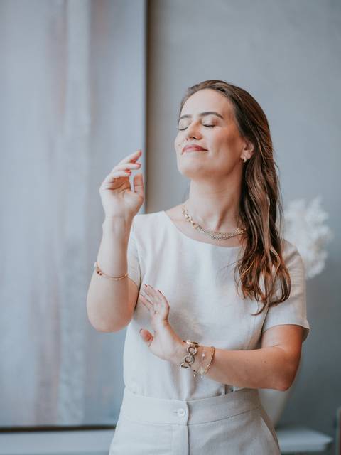 Ensaio de marca pessoal com identidade visual elegante em loja de decoração.

'