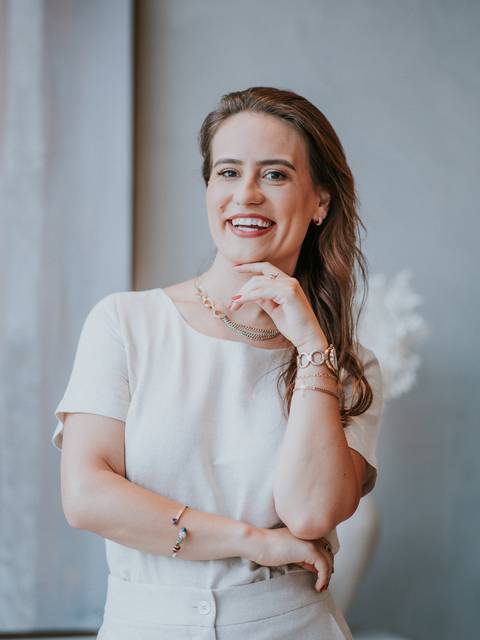 Retrato feminino com elementos de decoração ao fundo, valorizando o estilo de vida.

'