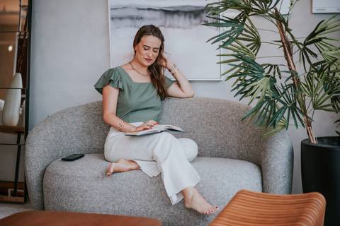 Ensaio feminino com composição estética em loja de decoração em Bento Gonçalves.

'