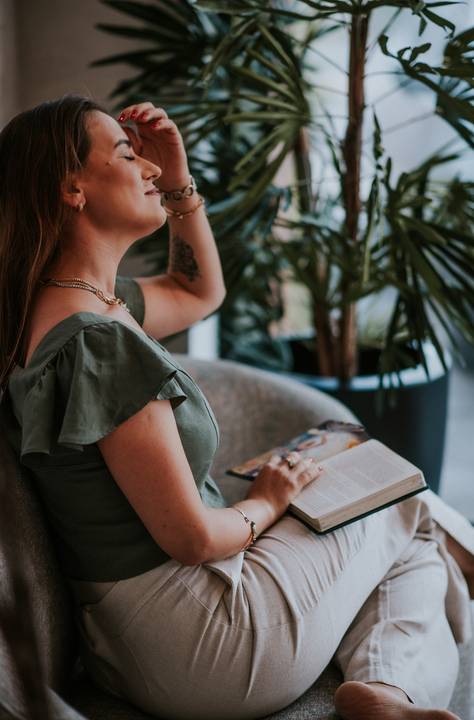 Cena casual de mulher sorrindo com xícara na mão, transmitindo leveza e autenticidade.

'