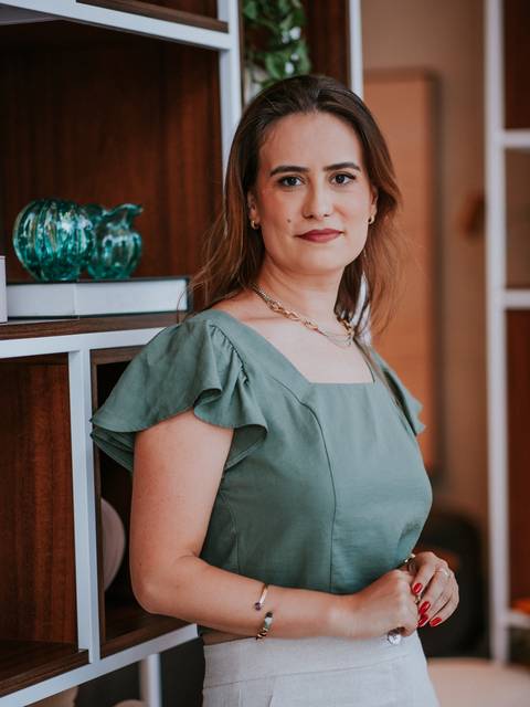 Imagem de mulher em ambiente interno bem decorado, com atmosfera acolhedora.

'