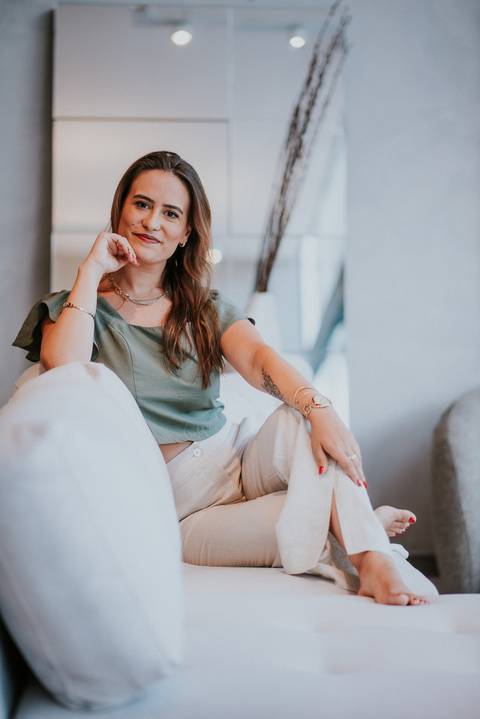 Fotografia de mulher em momento de pausa com café, representando equilíbrio e lifestyle.

'