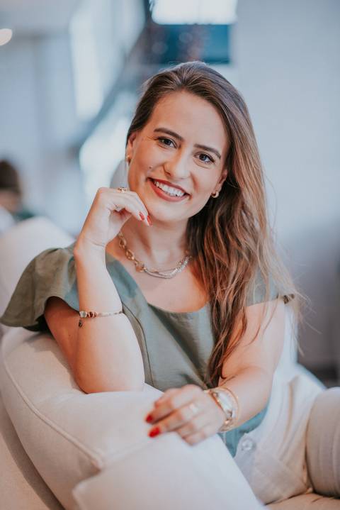 Mulher interagindo com o ambiente, transmitindo segurança e autenticidade no olhar.

'