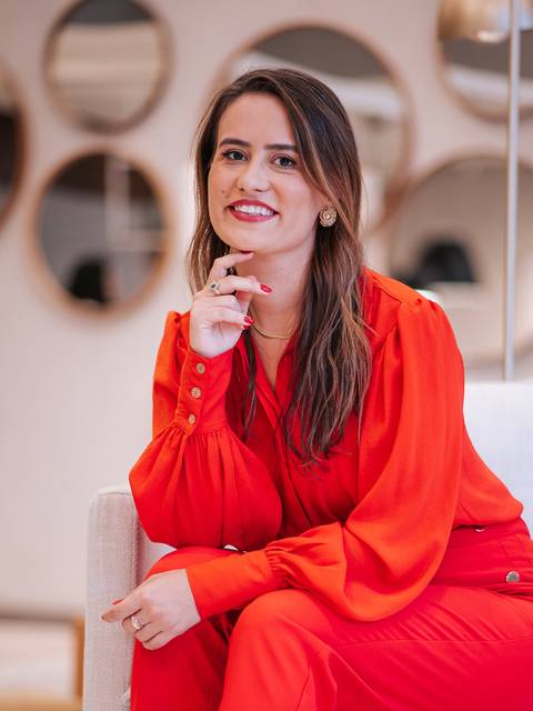 Foto profissional de mulher com pose elegante em cenário contemporâneo.

'