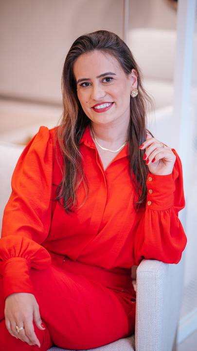 Retrato feminino com foco no rosto, realçando maquiagem leve e sorriso marcante.

'